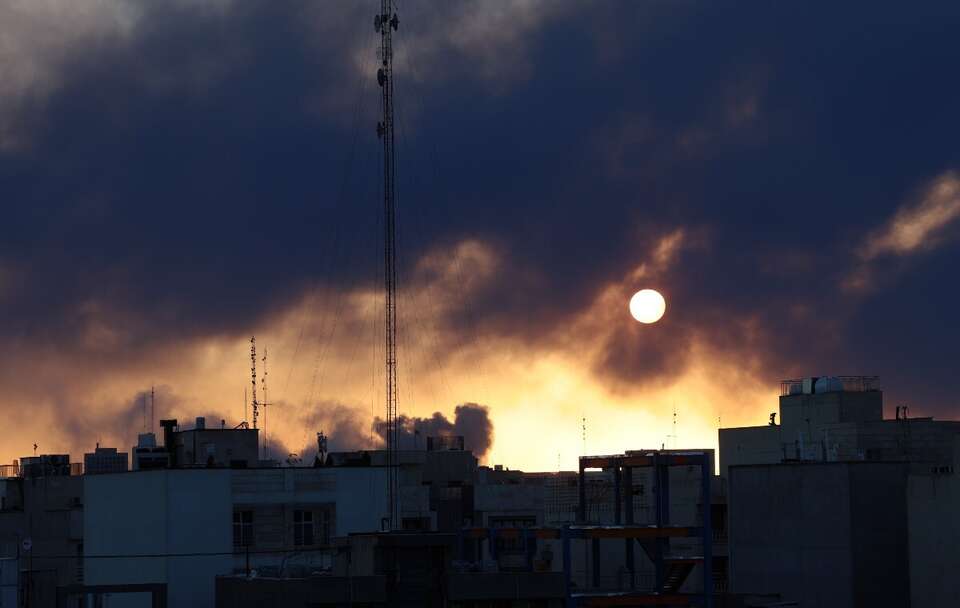 Kłęby dymu nad Teheranem  / autor: PAP/EPA/ABEDIN TAHERKENAREH