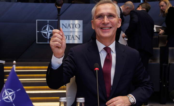 Sekretarz generalny NATO Jens Stoltenberg na posiedzeniu Rady NATO w Brukseli, 4 kwietnia / autor: PAP/EPA/OLIVIER MATTHYS 