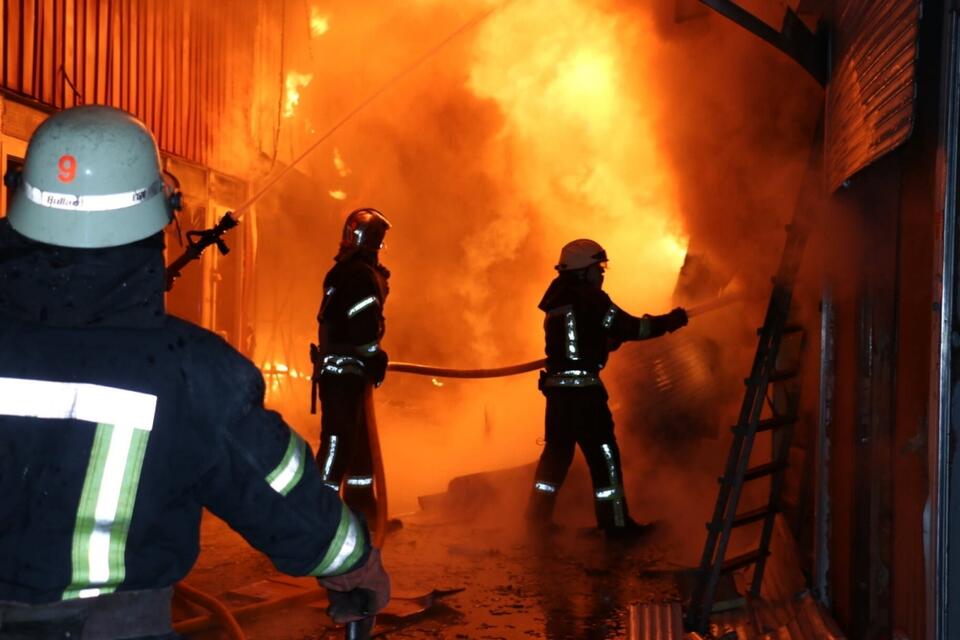 Gaszenie pożaru po ostrzale przez wojska rosyjskie centrum handlowego w Charkowie. / autor: PAP/Główna Dyrekcja Państwowego Pogotowia Ratunkowego Ukrainy w obwodzie charkowskim