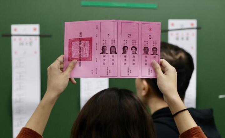 Badanie ważności karty do głosowania w komisji wyborczej na Tajwanie / autor: PAP/ EPA/RITCHIE B. TONGO