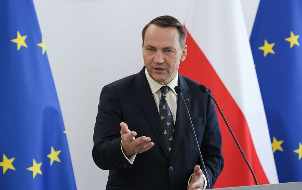 Węgry oskarżyły Polskę. Sikorski odpowiada