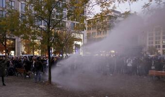 W Niemczech ostry protest przeciw lockdownowi. W użyciu armatki wodne