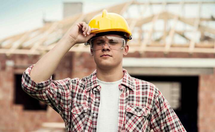 Wśród mężczyzn najwięcej zleceniobiorców pracuje w budownictwie. / autor: Freepik
