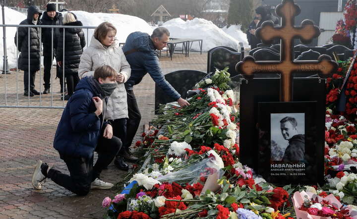 W Moskwie na grób Aleksieja Nawalnego przychodzą ludzie, aby oddać mu hołd / autor: Fot. MAXIM SHIPENKOV/EPA/PAP