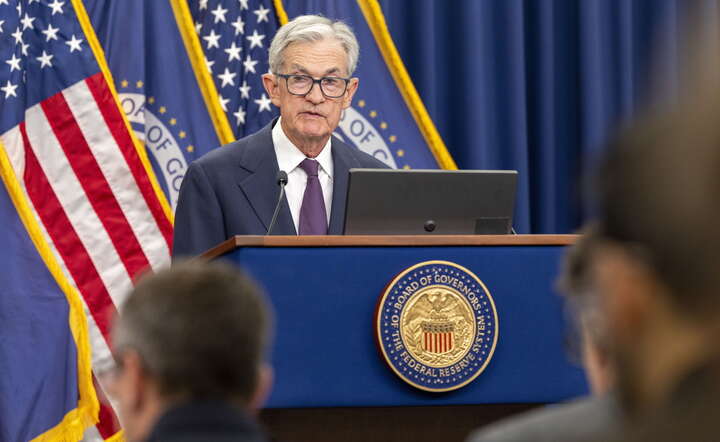 Prezes Rezerwy Federalnej Jerome Powell na konferencji prasowej po posiedzeniu Fed / autor: PAP/EPA/SHAWN THEW