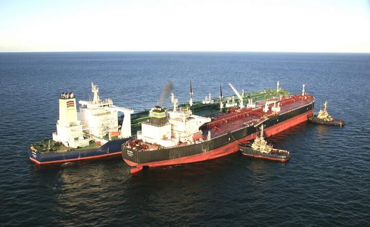 Przeładunek ropy na pełnym morzu przed wejściem tankowca Atlantas w Cieśniny Duńskie, fot. materiały prasowe Lotos SA