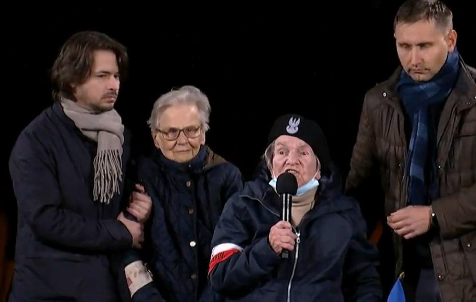 Wanda Traczyk-Stawska na scenie podczas wiecu Donalda Tuska / autor: Facebook/Donald Tusk
