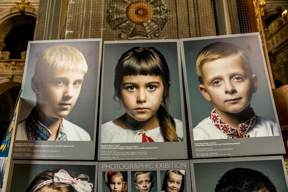  Lwow, Ukraina Osierocone dzieci - wystawa w cerkwi  / autor: Fratria