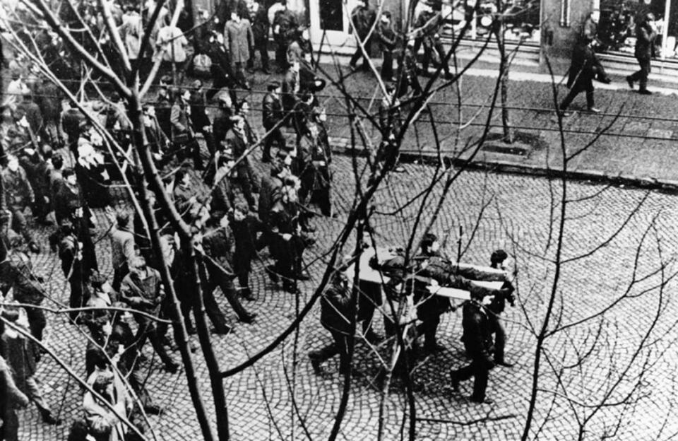 Demonstracje Grudnia 1970 w Gdyni: Ciało Zbyszka Godlewskiego niesione przez demonstrantów / autor: Wikipedia/Domena publiczna