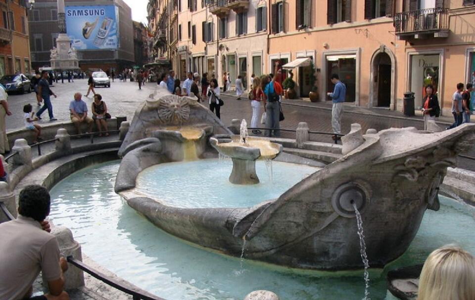 Zabytkowa fontanna w Rzymie. W kwietniu "aktywiści" wlali do niej czarną farbę / autor: Attilios/CC BY-SA 3.0, Wikimedia Commons