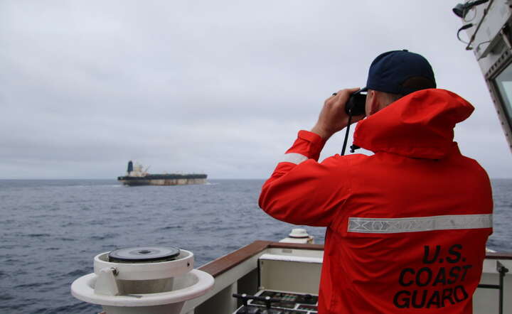 Tankowiec Bella 1/Marinera obserwowany przez funkcjonariusza amerykańskiej Straży Przybrzeżnej / autor: PAP/EPA/US EUROPEAN COMMAND