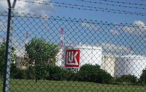 na zdj. archiwalnym instalacje Łukoilu w Bułgarii / autor: Fratria