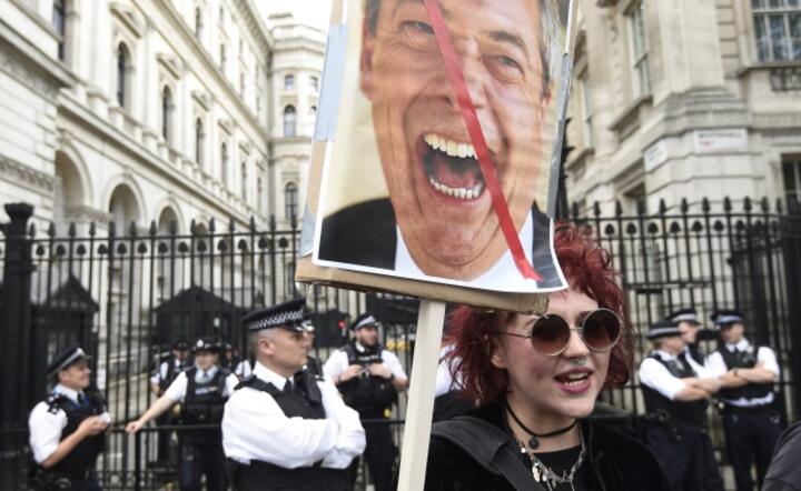 Na ulicach Londynu już manifestują przeciwnicy Brexit i lidera Partii Wolności Nigela Farage, fot. PAP/EPA/FACUNDO ARRIZABALAGA