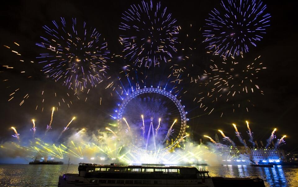Pokaz fajerwerków w Londynie / autor: PAP/EPA/TOLGA AKMEN