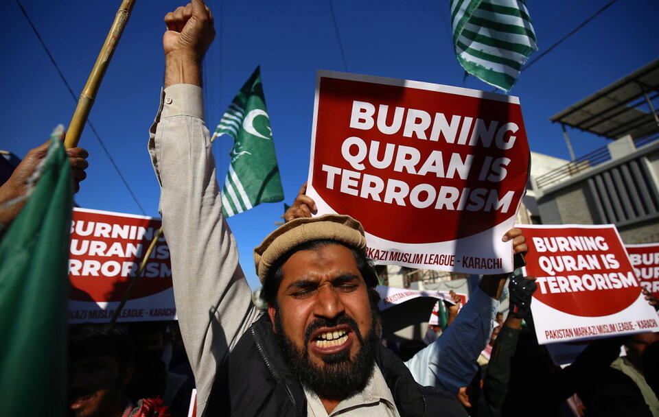 Zwolennicy Pakistańskiej Ligi Muzułmańskiej Markazi maniferstują po spaleniu kopii Koranu na wiecu w Sztokholmie 21 stycznia / autor: PAP/EPA/SHAHZAIB AKBER