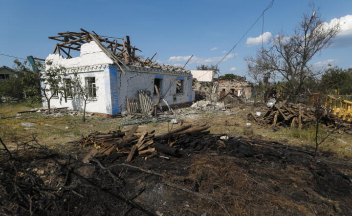 Zniszczony budynek w miejscu w wiosce Stari Petrivtsi niedaleko Kijowa  / autor: PAP/EPA/SERGEY DOLZHENKO