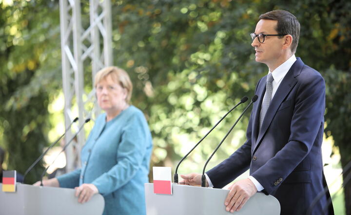 Prezes Rady Ministrów Mateusz Morawiecki (P) oraz kanclerz Republiki Federalnej Niemiec Angela Merkel (L) / autor: PAP/Wojciech Olkuśnik