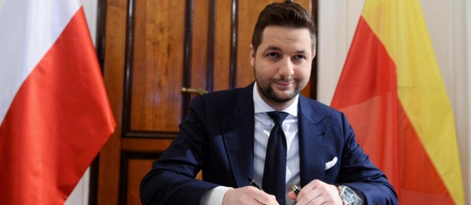 Podczas briefingu Patryk Jaki podpisał zobowiązanie dotyczące budowy III i IV linii metra w Warszawie / autor: PAP/Jakub Kamiński