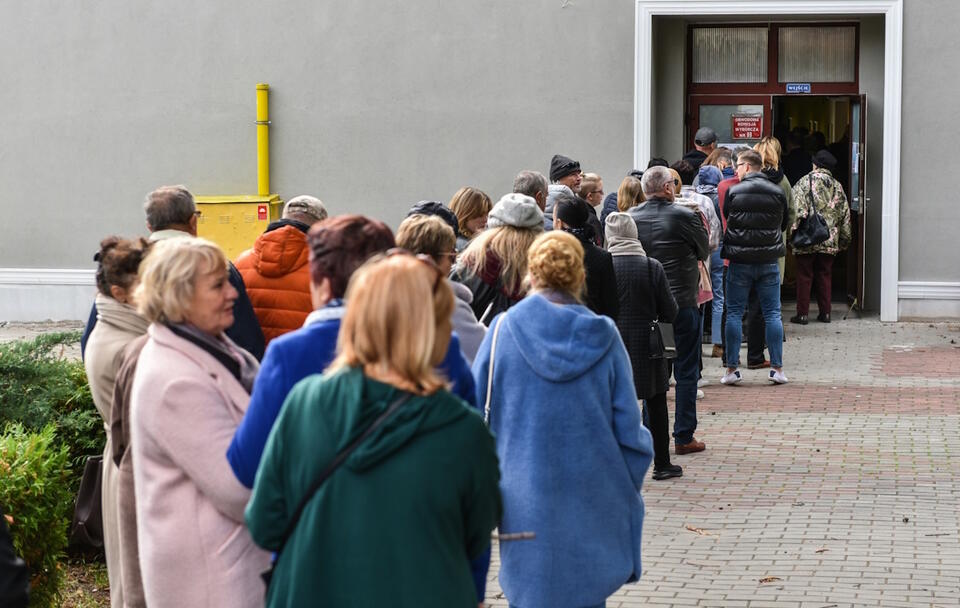 Kolejka do lokalu wyborczego w Lublinie / autor: PAP/Wojtek Jargiło