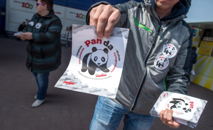 Protestujący pracownicy rozdają ulotki przed jednym z łódzkich hipermarketów, fot. PAP/ Grzegorz Michałowski