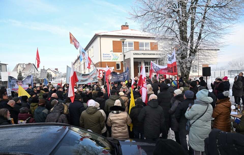Pikieta przed szkołą w Kielnie / autor: PAP/Andrzej Jackowski