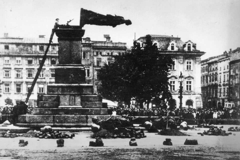 Zniszczenie pomnika 17 sierpnia 1940 przez Niemców / autor: Wikipedia/Domena publiczna