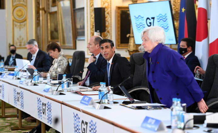 Brytyjski kanclerz skarbu Rishi Sunak (2P) wita ministrów krajów G7 w Londynie w Lancaster House. W niebieskim kostiumieJanet Yellen, sekretarz skarbu USA / autor: PAP/EPA/ANDY RAIN
