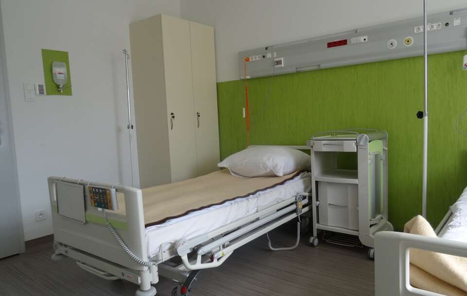 Szpitalne łóżko - zdj. ilustracyjne / autor: Fratria