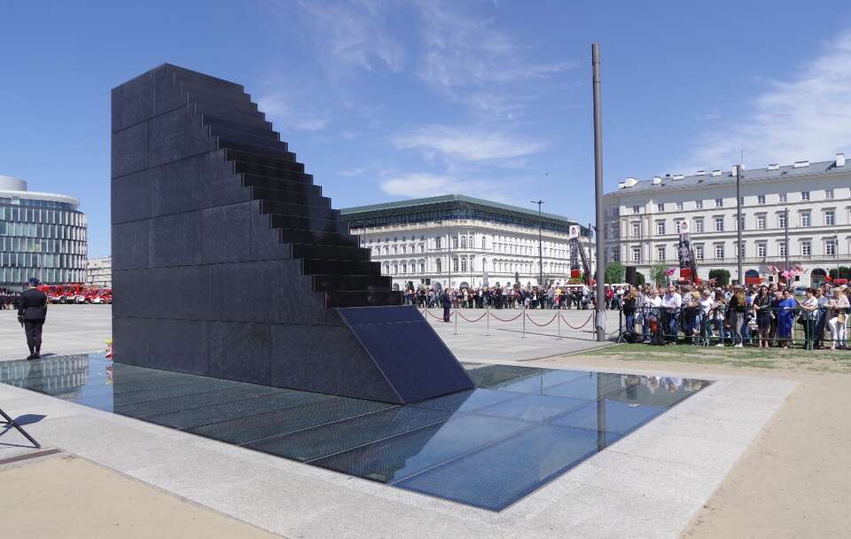 Pomnik Ofiar Tragedii Smoleńskiej 2010 roku / autor: fratria