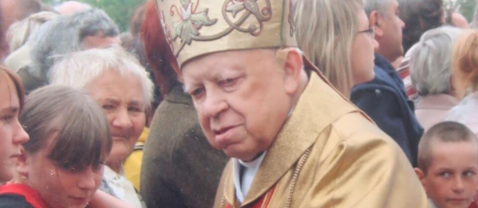 Abp Ignacy Tokarczuk podczas uroczystości odpustowych w sanktuarium Matki Bożej Saletyńskiej w Dębowcu k. Jasła, wrzesień 2006. / autor: Renata Kwiatkowska