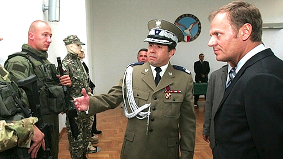 Gen. Marian Janicki podejmuje w BOR premiera Tuska, Fot. Wikipedia.pl