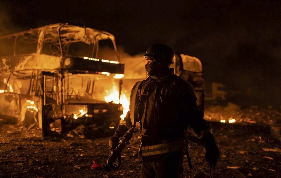 Akcja ratunkowa po ataku w Kijowie / autor: PAP/EPA/STATE EMERGENCY SERVICE OF UKRAINE HANDOUT