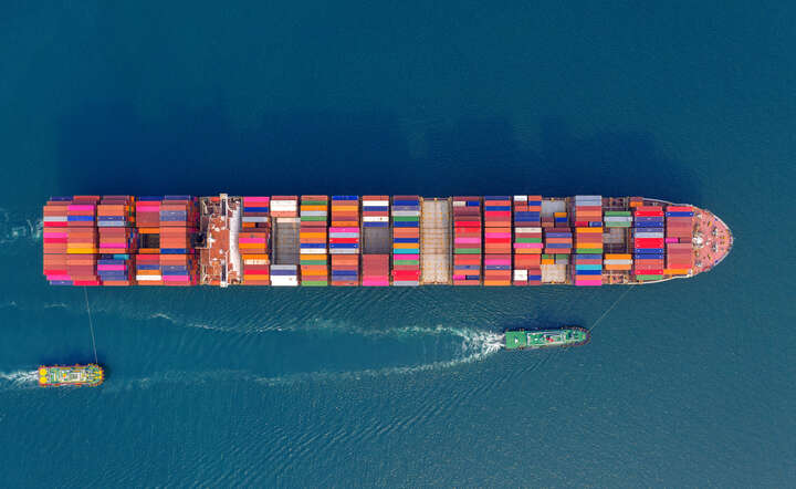 Co dziesiąty kontenerowiec utknął w rejonie Cieśniny Ormuz. / autor: Freepik