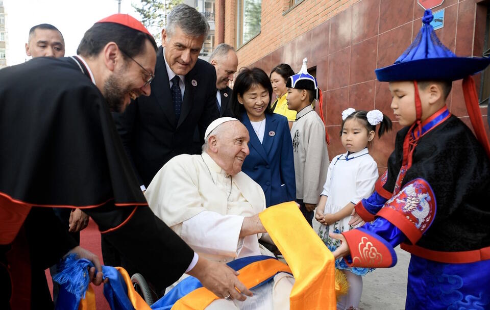Ceremonia powitania Franciszka w Nuncjaturze Apostolskiej w Mongolii, Ułan Bator 1 września 2023 r. / autor: PAP/EPA/VATICAN MEDIA / HANDOUT