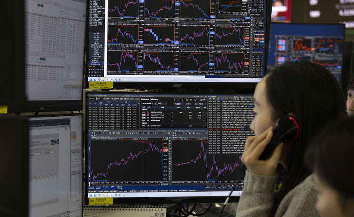 Dealer koreańskiego Hana Bank w sali operacyjnej / autor: PAP/EPA/JEON HEON-KYUN