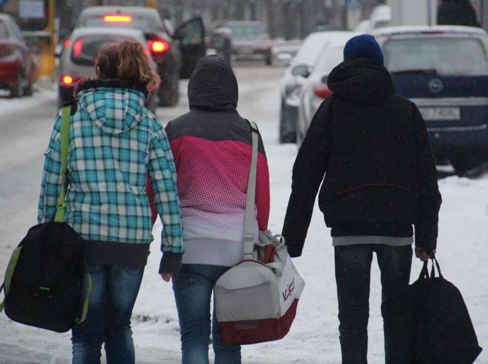CZY JEDYNĄ SZANSĄ DLA MŁODYCH TAK OSZUKIWANYCH MA BYĆ EMIGRACJA? Fot. Polityce.pl