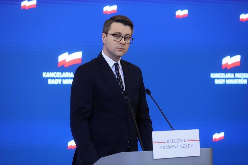 Rzecznik rządu Piotr Muller podczas konferencji prasowej / autor: PAP/Rafał Guz