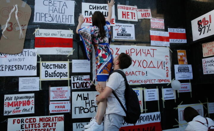 Miński pomnik Lenina przed budynkiem rządu, został obklejony plakatami, sporządzonymi przez uczestników demonstracji / autor: PAP/EPA/TATYANA ZENKOVICH