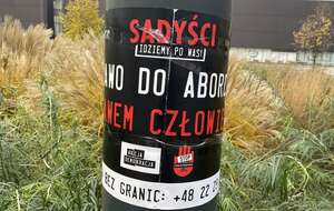 Wlepka z numerem "Aborcji bez granic" na słupie w Warszawie / autor: Fratria