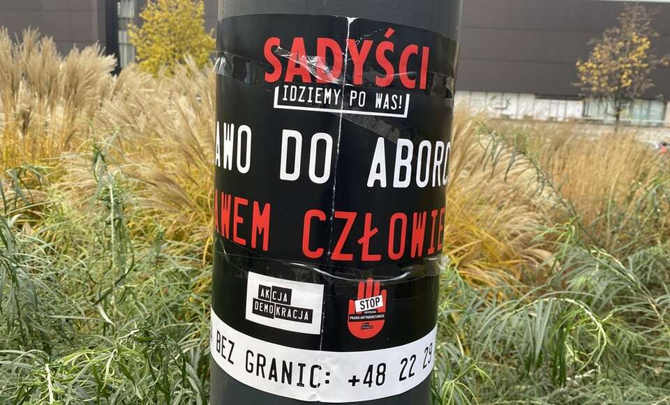 Wlepka z numerem "Aborcji bez granic" na słupie w Warszawie / autor: Fratria