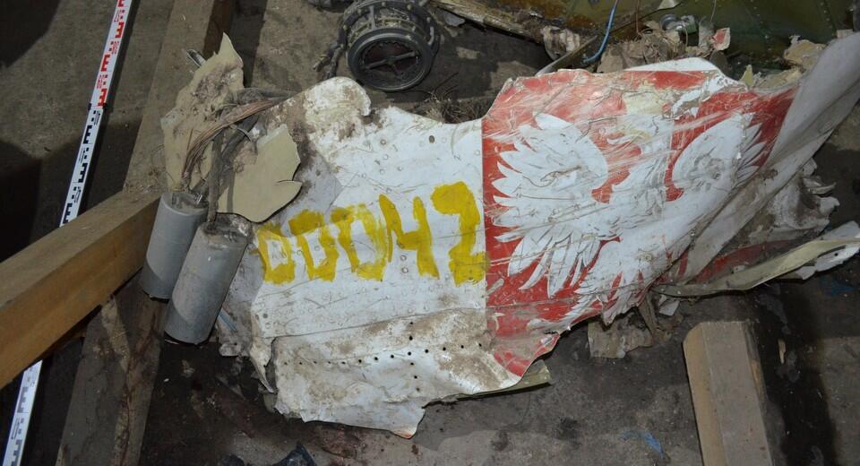 Fragment samolotu TU-154M nr 101, którego szczątki wciąż znajdują się na lotnisku w Smoleńsku. Zdjęcie wykonane przez Rosjan w czasie wizyty polskich prokuratorów we wrześniu 2018 r. / autor: arch.