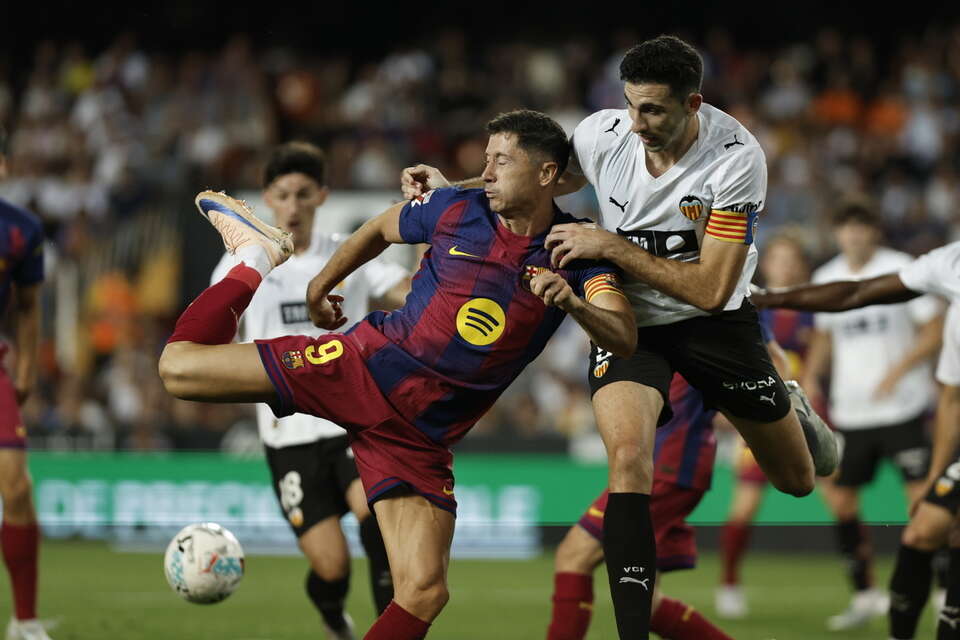 Robert Lewandowski w akcji podczas meczu hiszpańskiej La Ligi pomiędzy Valencią CF i FC Barceloną w Walencji w Hiszpanii  / autor: PAP/EPA