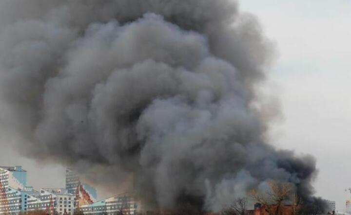 Chmura dymu w Leverkusen / autor: PAP/EPA/ANATOLY MALTSEV