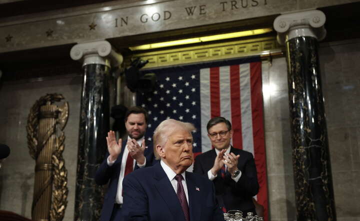 Prezydent Donald Trump (C) na Kapitolu. Z tyłu wiceprezydent JD Vance (L) i spiker Kongresu Mike Johnson (P) / autor: PAP/ EPA/WIN MCNAMEE