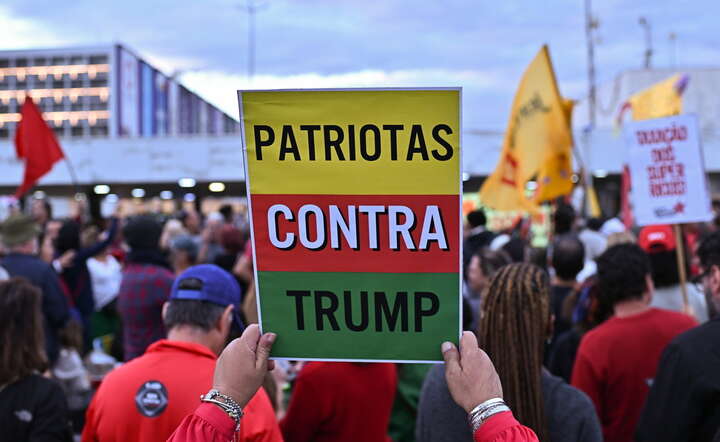 Protest w Brazylii przeciw zapowiedziom obłożenia ich kraju cłami w USA / autor: PAP/EPA/Andre Borges