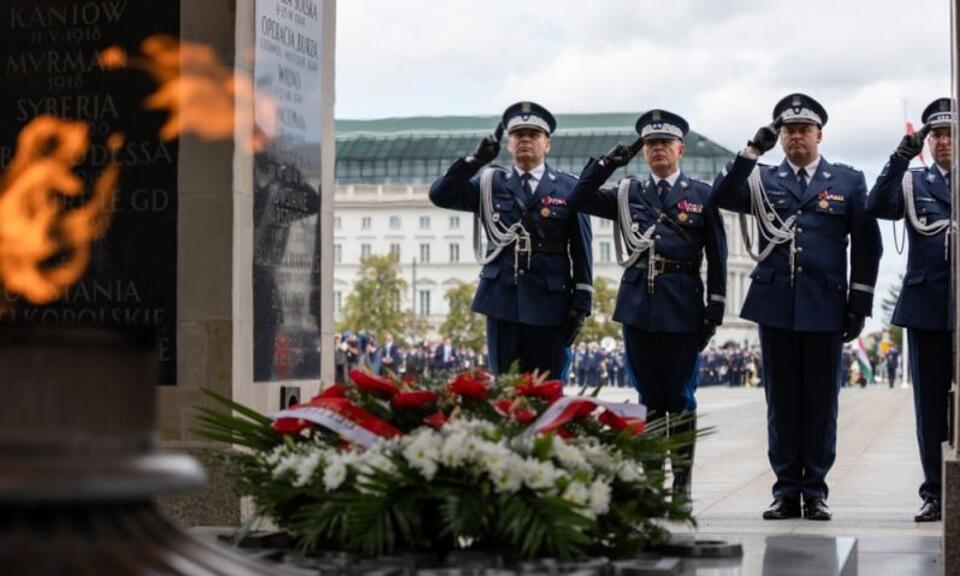 Police officers in front of the tomb of an unknown soldier in Warsaw  / autor: wPolityce.pl