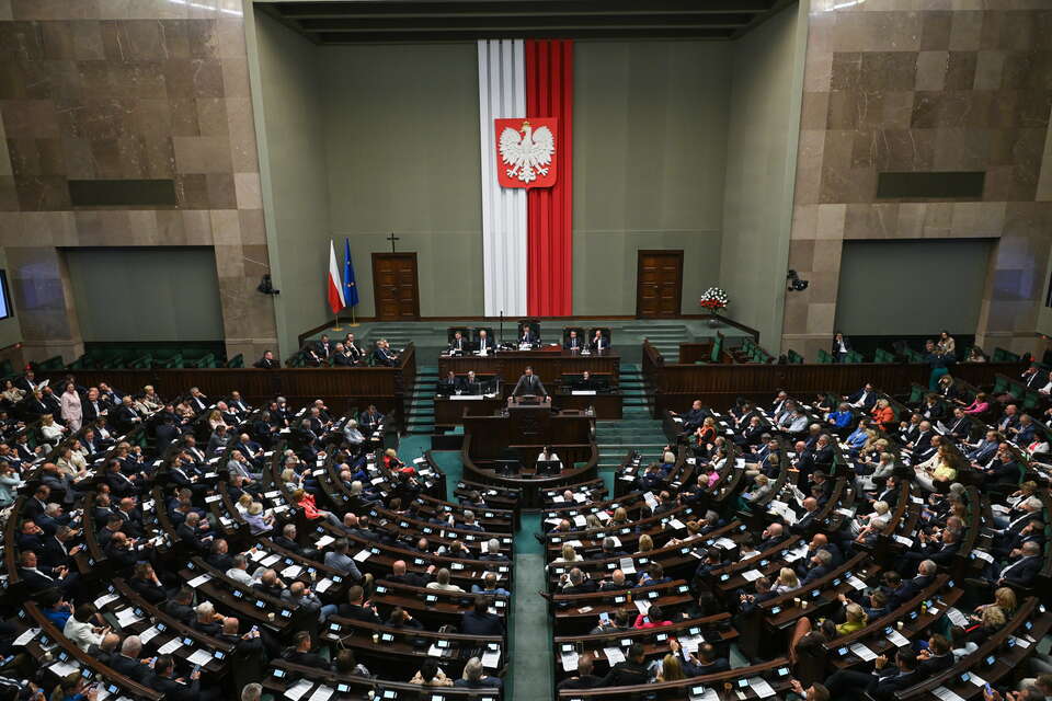Posłowie na sali plenarnej Sejmu  / autor: PAP/Marcin Obara