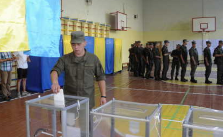 Przedterminowe wybory na Ukrainie  / autor: PAP/EPA/SERGYJ TYS