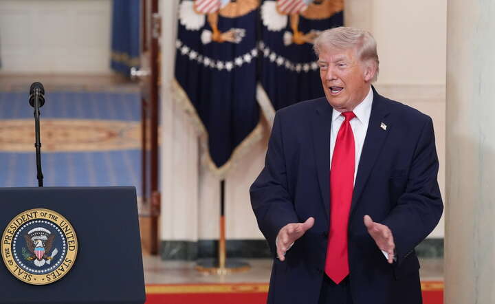 Prezydent USA Donald Trump podczas wygłaszania orędzia w Białym Domu, 2 kwietnia 2026 / autor: PAP/EPA/ALEX BRANDON 