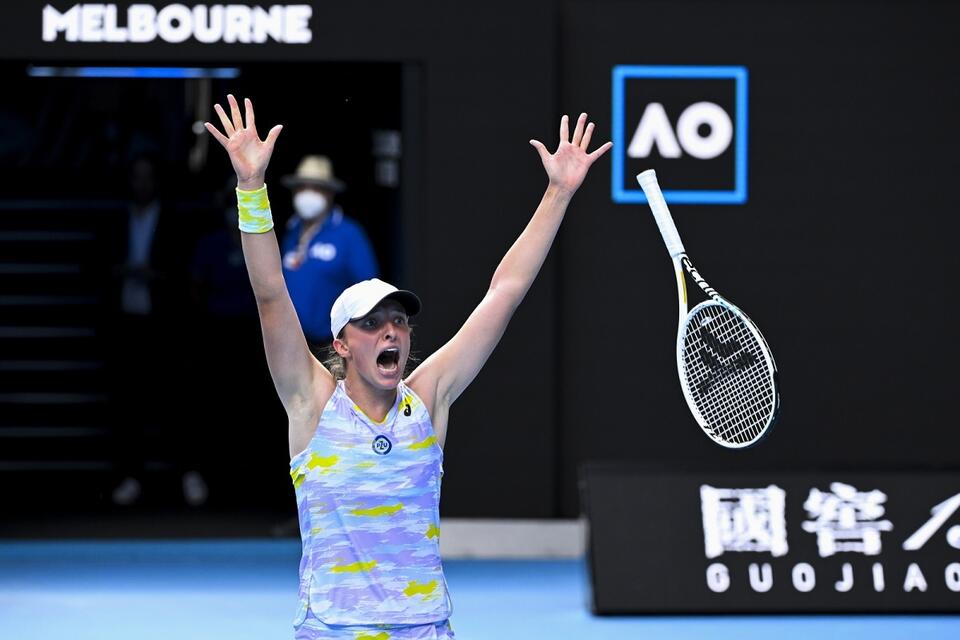 Iga Świątek świętuje awans do półfinału wielkoszlemowego turnieju Australian Open / autor: PAP/EPA/DAVE HUNT